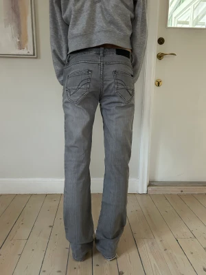 Grå lågmidjade bootcut jeans  - Assnygga grå bootcut jeans med låg midja från only! Personen på bilden är 169cm!❤️w29 L34, skriv för fler frågor !