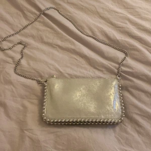 Zara väska - Säljer nu min fina zara väska med flera fack, den är väldigt rymlig och har inga skador. Kontakta för mer info!💓
