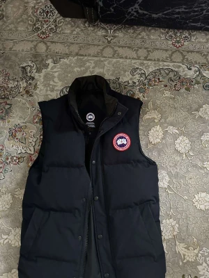 Canada goose väst  - Säljer min killes canada goose väst. Mycket bra skick köpt för 5400 på nk. 