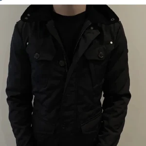 Field jacka - Säljer nu mina fina jacka i bra skick. Finns en defekt vilket är att en lapp på axeln har lossnat annars är den i jätte fint skick, nypris 3000 jag säljer för 900