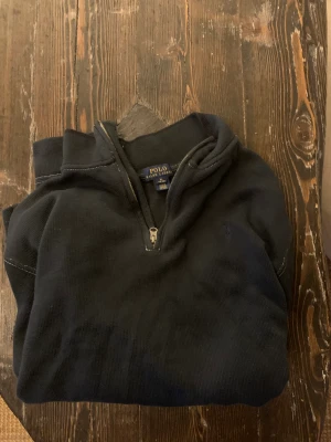 Polo Ralph Lauren Half Zip - Säljer min Ralph lauren half zip Storlek Xl men tvättad till M därför passar den inte längre Hör av dig om du har några frågor!😊 