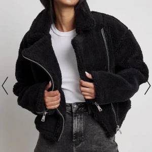 Teddy jacka  - Säljer denna sköna teddy jackan som är fodrad och varm inför höst/vinter. I nyskick 