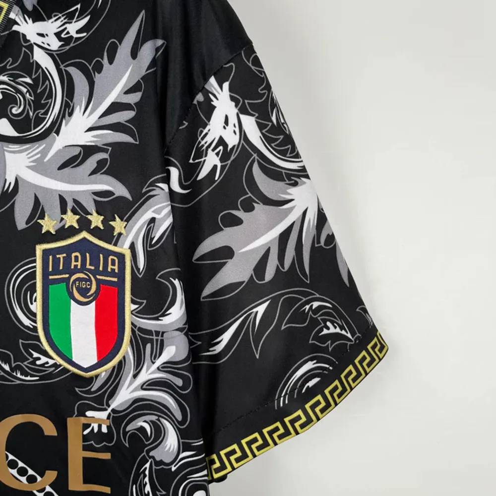 För fet collab mellan Italien och Versace. Tröjan är helt i nyskick, 10/10 kvalitet. Vid funderingar är det bara att skriv⬛️⬜️⬛️. T-shirts.
