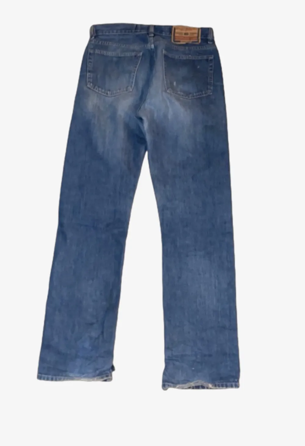 Ett par diesel jeans i bra kvalitet.  Lite slitna i färgen. Uppspärrade nertill inre men så dom ska kunna setta sig bättre och snyggare på skorna. Storlek 31/32 men sitter mer som 30/32. . Jeans & Byxor.