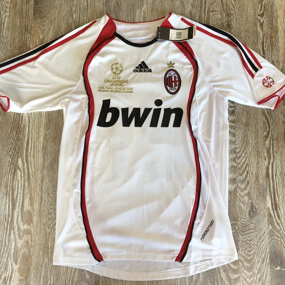 AC Milan tröja helt ny och i perfekt kvalitet. Aldrig använt, säljer för att den var för stor för mig. Storlek  S vuxen . T-shirts.