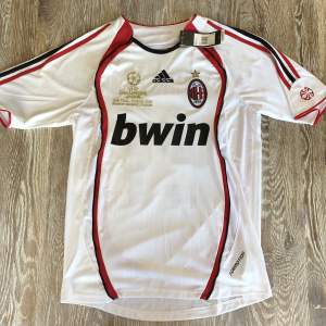 AC Milan tröja helt ny och i perfekt kvalitet. Aldrig använt, säljer för att den var för stor för mig. Storlek  S vuxen 