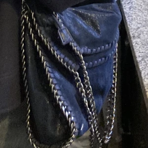 Blå väska - Säljer min Stella Mcartney liknande väska! Fodret i väskan har gått sönder men det kan man sy💕💕 Skriv om ni har frågor!