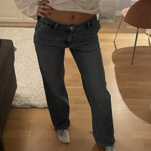 Snygga jeans som inte kommer till användning längre. Medelhög midja med framfickor på sidan💗