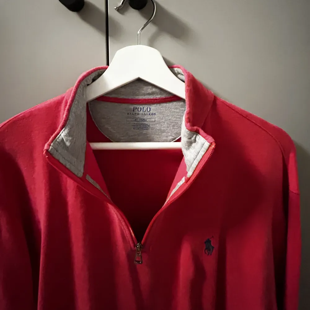 Mycket elegant polo tröja från Ralph Lauren. Använd bara ett fåtal gånger och är i väldigt bra skick, typ som ny. Tröjor & Koftor.