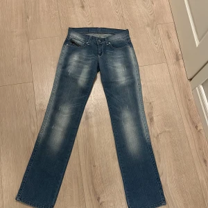 Low waisted jeans  - Lågmidjade jeans  Storlek 26/32 Oanvända 