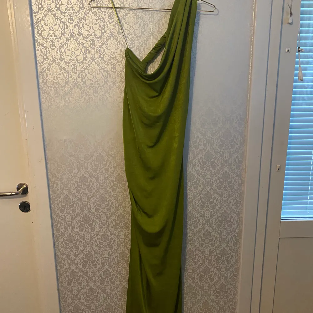 A like new midi of shoulder dress for going out. It’s a size L but fits M-XL, it’s very stretchy and comfy. Have only been worn 1 time, no flaws.  Measurements laying flat:  Waist: 35,5 cm  Length: 111 cm. Klänningar.