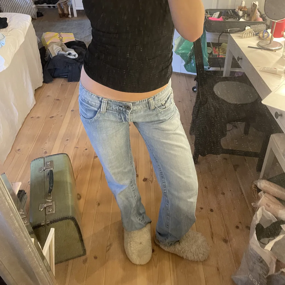 Super snygga lågmidjade jeans som ja inte använder längre. Vet inte märket och står ingen storlek men jag köpte de second hand! Skulle säga att de är S. Jeans & Byxor.