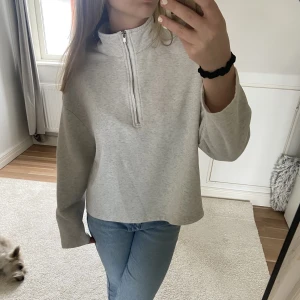 Tröja - Intresse koll på sena mycket fina tröja, säljer då den tyvärr inte kommer till någon andvändning❣️ mycket bra skick, pris går att diskutera🙌🏼