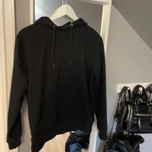 Hoodie - Hoodie köpt på carlings, märket stay!