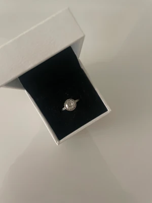 Pandora ring  - Säljer denna fina Pandora ringen då den inte används längre. Köpt för ca 3 år sedan men inte använd på 2 år.  Välbevarad i sin ask.   Storlek 52 Nypris 899kr Mitt pris 400kr men kan gå ner i pris med snabbare affär!