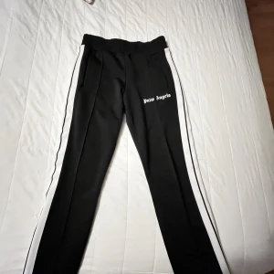 Palm angels byxor  - Säljer mina Palm angels byxor i stl. M. Säljer eftersom att dom är för små och hade behövt gå upp en storlek! Kan gå ner lite i pris vid snabb affär! skick: 9,5/10! Nypris: 5000kr  SJÄLVKLART ÄKTA!