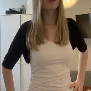 Bolero - Säljer min fina bolero från vila, kostar 120kr +frakt. Den är storlek m-s fast passar mig som har xs/s🫶