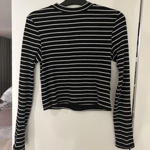 Randig tröja - Stretchig randig tröja från H&M, storlek M. 