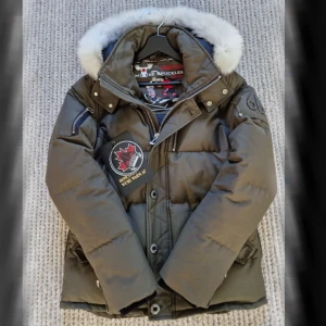 Moose knuckles jacka - Moose knuckles jacka i oliv/militär grön färg i storlek M. Jackan är i helt nytt skick med alla tillföljande etiketter och köptes förra året för ordinarie pris på 1100. Säljs nu då den inte passar i storlek. Hämtas i spånga området. 