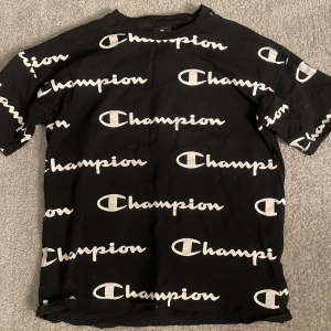 Champion t-shirt.  - Står att den är o storlek XL men jag skulle säga att det är mer en M.