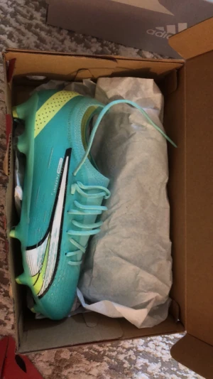 Fotbolls skor - Alldeles nya