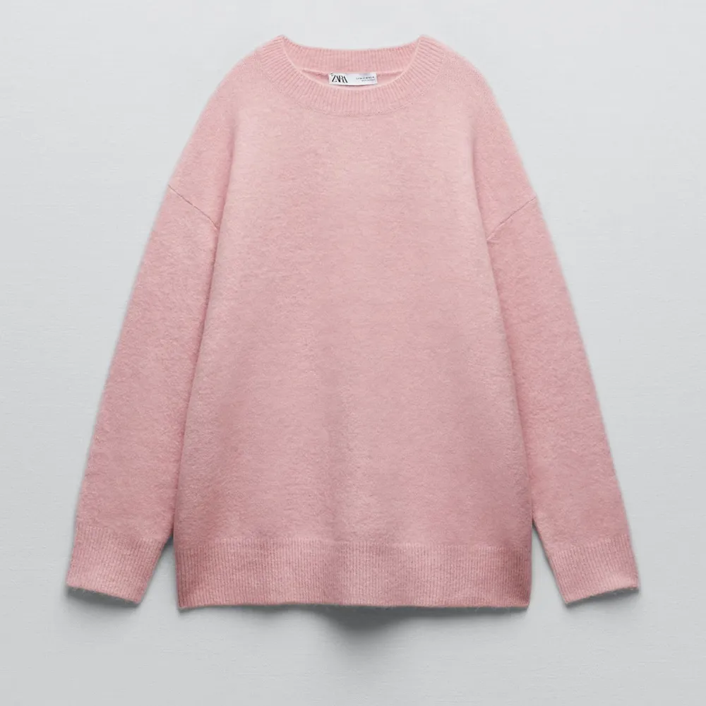 Super fin rosa stickad tröja från Zara i strl S. Säljs pga att jag har tröttnat på den, tröjan har inga defekter alls. 🩷🩷🩷(Lånad bild från Zaras hemsids). Stickat.