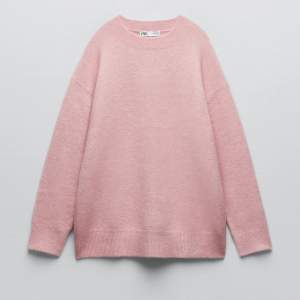 Super fin rosa stickad tröja från Zara i strl S. Säljs pga att jag har tröttnat på den, tröjan har inga defekter alls. 🩷🩷🩷(Lånad bild från Zaras hemsids)