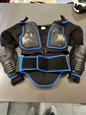 crosskydd - Crosskydd i väldigt bra skick, 10/10. Används MAX 5 gånger då jag tappa intresset. 