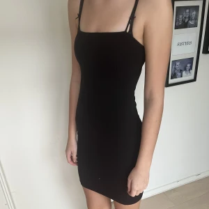 Svart klänning  - Svart vanlig klänning från Gina tricot. Är i bra skick 
