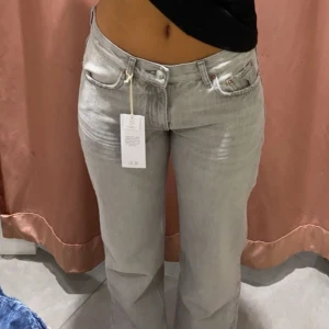 Gråa jeans - Säljer nu supersnygga jeans från GinaTricot. Säljer dom då jag inte använder dom. Så fin passform och så fin färg! Mid/ low waist. Strl 36. Midjemått: 80 cm. Innerbenslängd: 84 cm. Nypris 499 kr! Säljer för 350 kr! Hör av er för mer info 💓💓