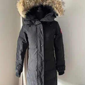 Snygg Canada goose jacka i modellen shelburne parka. Värmer väldigt bra. 