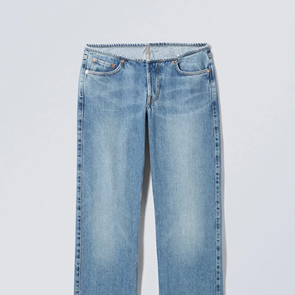 Super fina väldigt lågmidjade raka jeans 💗 ifrån weekday modell ARROW. Jeans & Byxor.