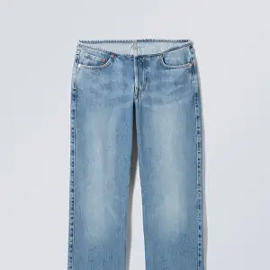 Super fina väldigt lågmidjade raka jeans 💗 ifrån weekday modell ARROW