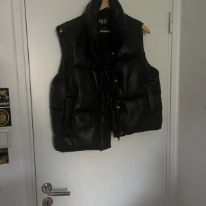 Väst - Säljer min väst från Zara. Strl L men sitter som S/M. Inga defekter. 250kr+frakt.Pris kan sänkas vid snabb affär.