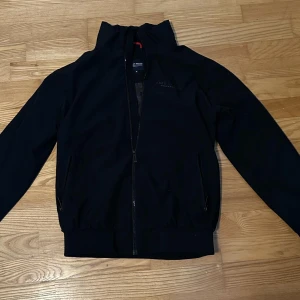 Jacka  - En svart jacka som kommer ifrån race marine som är tyvärr för liten men är absolut jätte skön o fin