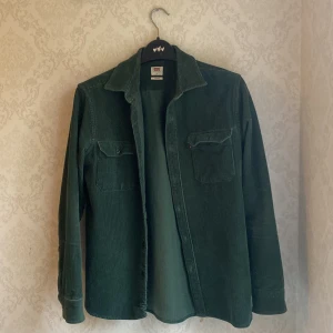 Levis skjorta  - Mörkgrön Levis skjorta i toppskick. (Väldigt fin under vintern🎅)  Storlek: S