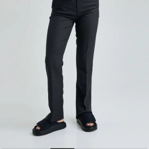 Bikbok kostymbyxor  - Säljer min bik bok kostymbyxor i st 38 då dom inte kommer till användning och är nya