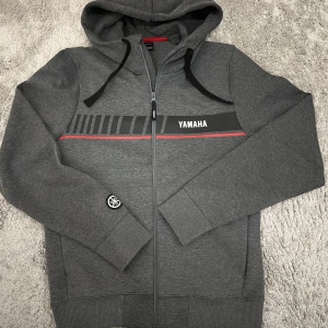 Yamaha kofta - Skön o jätte bra kvalite kofta. Helt ny tags tillkommer och kvitto. Köpt från yamahas hemsida. Nypris 1200