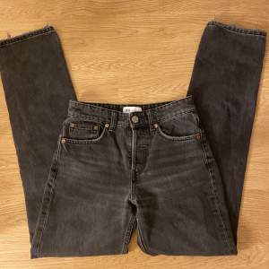 Säljer dessa trendiga svarta zara jeans som inte säljs längre💕 straight leg mid waist