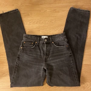 Zara jeans - Säljer dessa trendiga svarta zara jeans som inte säljs längre💕 straight leg mid waist