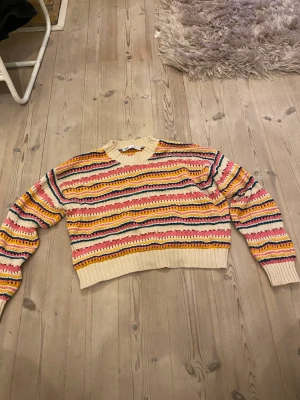 Stickad tröja - Säljer min stickade tröja från zara. Tröjan är i storlek S och är bara använd ett fåtal gånger pga att den är lite lite för mig. Jag säljer den för lägst 150kr då den är i väldigt bra skick 