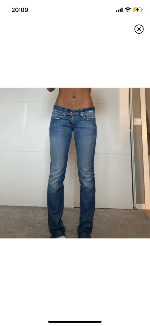 Low waist botcut jeans - Ljusblå lågmidjadd jeans som jag säljare vidare💗Dem har lite dekaler längst ner men det kan man bara vika upp 