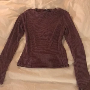 Randig långärmad tröja  - En långärmad tröja, lila svart. Använts ca 3 gånger, skick som ny. 