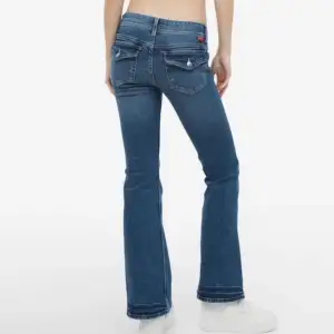 Säljer dessa 2 Lågmidjade jeans från hm då dem inte jobbet till användning 250kr styck 400 för båda