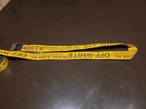 Off-White mini industrial belt yellow - Säljer mitt off white skärp, tags och allt og ingår samt äkthetscertifikat skick 8/10, använt någon enstaka gång. nypris: runt 2200kr, mitt pris 1000 men kan diskuteras vid snabb affär