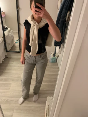 Ginatricot jeans - Jeansen är i använt skick efter som de är lite slitna längst ner vid benen och lite på fickan men ingen man tänker på. Modellen är low waist baggy eller straight😇