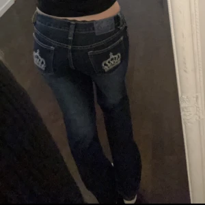 Victoria Beckham Jeans - Midjemått 42cm tvärs över, Innerbenslängd 76cm. Passar mig som brukar ha 36/38 i jeans💓Använda endast fåtal gånger då de är för lågmidjade för min smak. Något utsvängda(Se bild 3)
