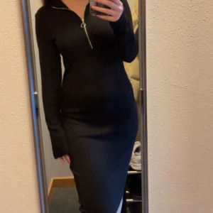 Svart långklänning - Tunn svart långklänning. Väldigt skön i materialet. Justerbar kedja. Använd några gånger. Stretchigt material. Storlek M men passar även S. 