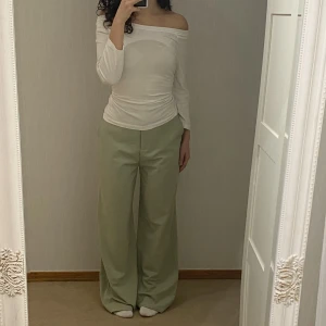 Motel Rocks wide leg trousers in pastel green - Säljer ett par kostymbyxor från Motel Rocks då de inte kommer till användning. Storleken är M men de har en lösare passform. Byxorna är i toppskick och så gott som nya. 