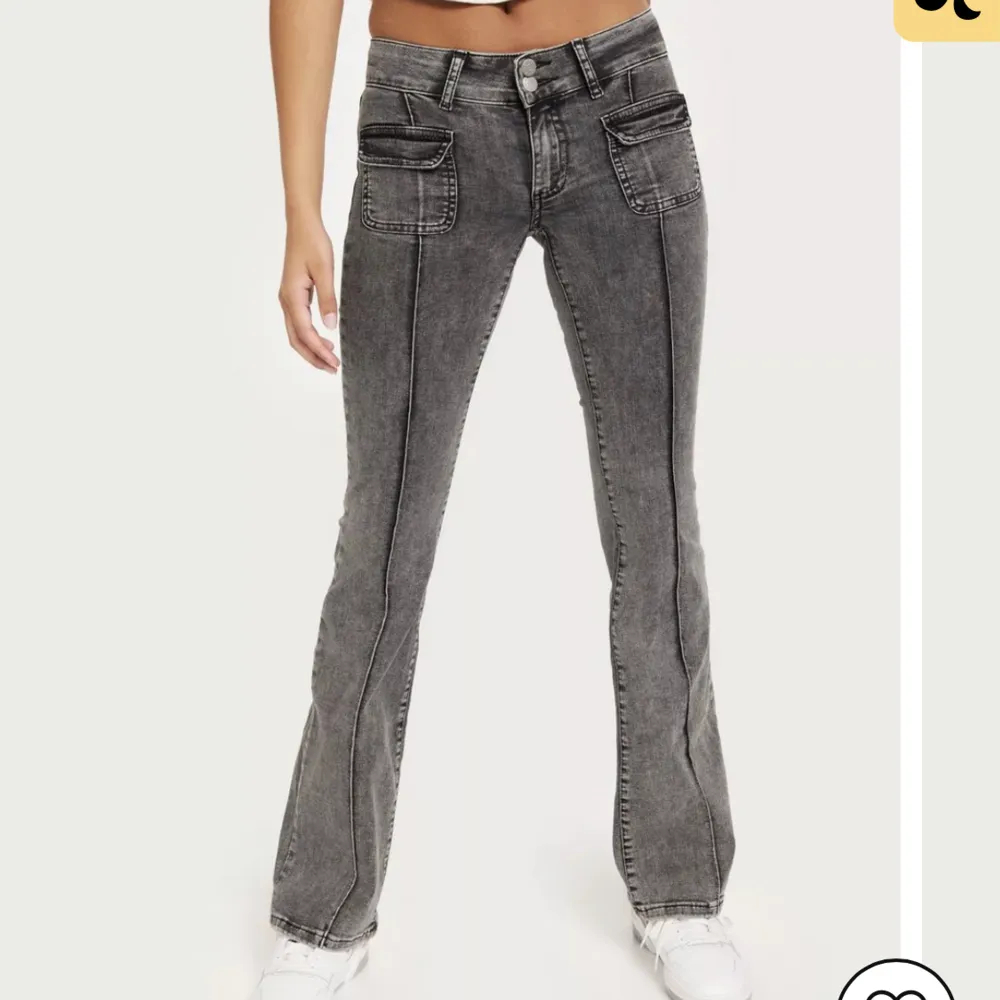Säljer mina lågmidjade jeans från Nelly. Köpta för 700 o använda typ 2 gånger. Dom är stretchiga . Jeans & Byxor.